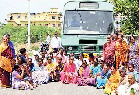 அரசு பஸ்சை சிறை பிடித்து பொதுமக்கள் போராட்டம்