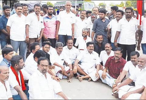 அரியலூர்-பெரம்பலூரில் தி.மு.க.வினர் மறியல் போராட்டம் 174 பேர் கைது