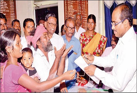 தேளூர் ஊராட்சியில் ஆழ்குழாய் அமைக்க பொதுமக்கள் வலியுறுத்தல்