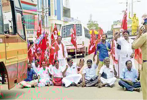 துப்பாக்கி சூடு சம்பவத்தை கண்டித்து கம்யூனிஸ்டு கட்சிகள் மறியல்