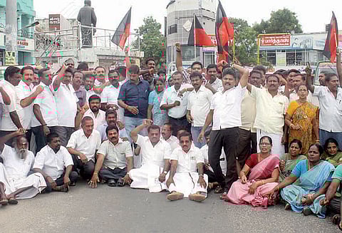 நாகர்கோவிலில் தி.மு.க.வினர் சாலை மறியல சுரேஷ்ராஜன் எம்.எல்.ஏ. உள்பட 69 பேர் கைது