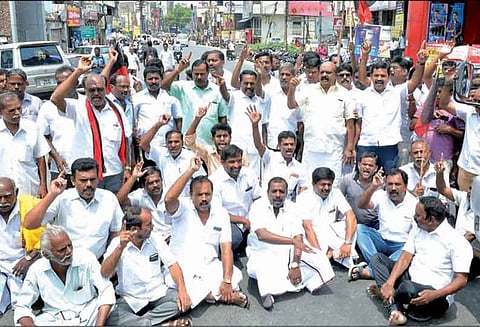 தூத்துக்குடி துப்பாக்கி சூடு சம்பவத்தை கண்டித்து திருப்பூரில் மறியலில் ஈடுபட்ட தி.மு.க.- மாதர் சங்கத்தினர் 96 பேர் கைது