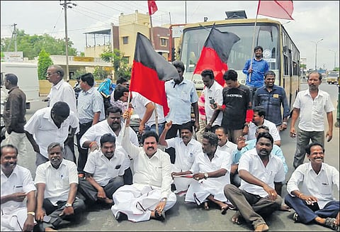 திருவள்ளூர், குன்றத்தூரில் தி.மு.க.வினர் மறியல் போராட்டம்