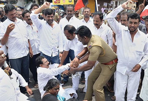 மறியலில் ஈடுபட்ட 4 எம்.எல்.ஏ.க்கள் உள்பட 475 பேர் கைது