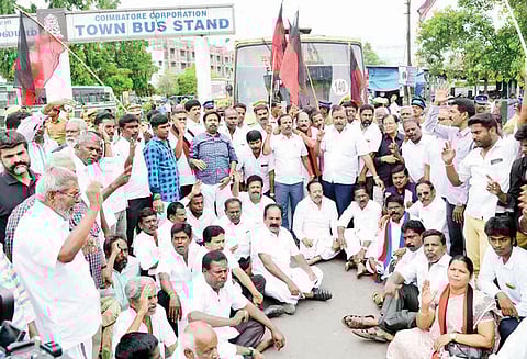 சாலை மறியலில் ஈடுபட்ட தி.மு.க.வினர் கைது