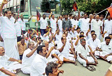 கடைகள் அடைப்பு; பஸ்கள் வழக்கம் போல் ஓடின திருமங்கலத்தில் பஸ் கண்ணாடி உடைப்பு