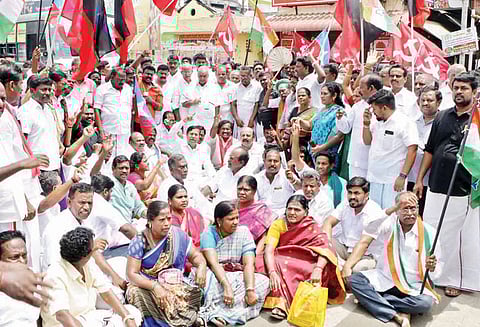 தஞ்சையில், தி.மு.க. கூட்டணி கட்சியினர் சாலை மறியல் 2 எம்.எல்.ஏ.க்கள் உள்பட 100 பேர் கைது