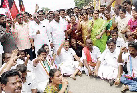 தி.மு.க. கூட்டணி கட்சியினர் சாலை மறியல் எம்.எல்.ஏ. உள்பட 250 பேர் கைது