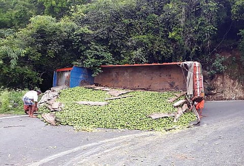 நடுரோட்டில் லாரி கவிழ்ந்தது 2 மணி நேரம் போக்குவரத்து பாதிப்பு
