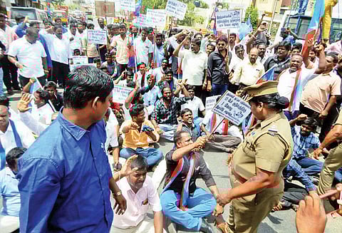 விடுதலை சிறுத்தைகள் கட்சியினர் மறியல் 225 பேர் கைது