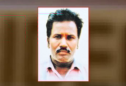 மோட்டார் சைக்கிள் மோதி தனியார் நிறுவன ஊழியர் பலி மருத்துவ கல்லூரி மாணவர் கைது