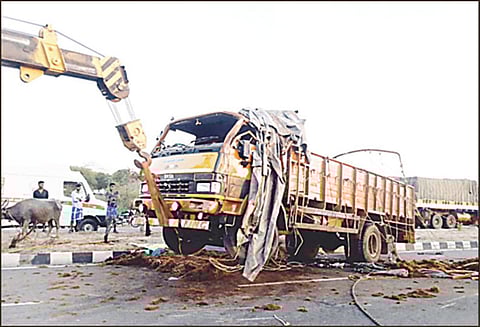 நடுரோட்டில் லாரி கவிழ்ந்தது; வாலிபர் பலி