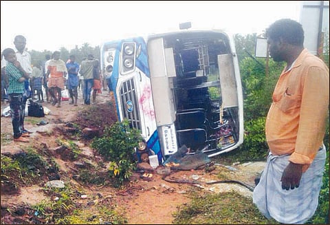 பொள்ளாச்சி அருகே அதிவேகமாக வந்த தனியார் பஸ் கவிழ்ந்தது; 35 பேர் காயம்