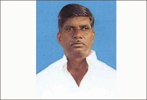 மோட்டார் சைக்கிள் மீது கார் மோதல்; கல் உடைக்கும் ஆலை உரிமையாளர் பலி