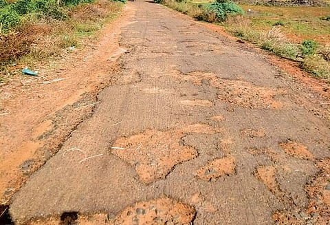 குண்டும், குழியுமான சாலைகள் சீரமைக்க பொதுமக்கள் கோரிக்கை
