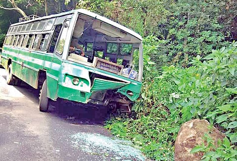 பாறை மீது அரசு பஸ் மோதி விபத்து அதிர்ஷ்டவசமாக பயணிகள் உயிர் தப்பினர்