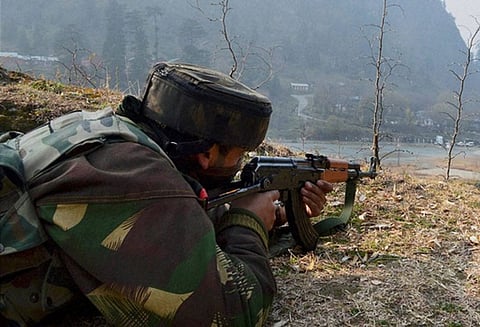 தெற்கு காஷ்மீரில் ராணுவ முகாம் மீது தீவிரவாதிகள் தாக்குதல்; வீரர் உள்பட இருவர் பலி