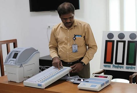 உத்தர பிரதேச இடைத்தேர்தலில் மின்னணு வாக்கு பதிவு இயந்திரங்களில் முறைகேடு; எதிர்க்கட்சிகள் குற்றச்சாட்டு