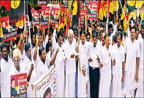 ராமநாதபுரத்தில் மறியல் செய்ய முயன்ற தே.மு.தி.க.வினர் கைது