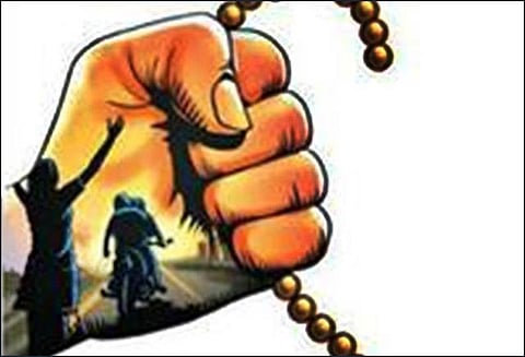 வீட்டில் தூங்கிய 2 பெண்களிடம் சங்கிலி பறிப்பு