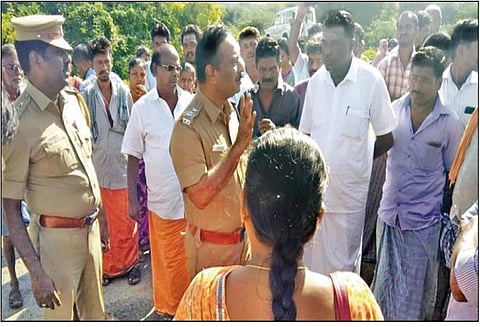 குடியிருப்பு பகுதியில் கோழிப்பண்ணை கழிவை கொட்டுவதை கண்டித்து பொதுமக்கள் சாலை மறியல்