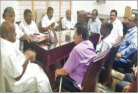 மழை காரணமாக லாரிகள் செல்ல முடியாததால் வெள்ளியங்காடு பாறைக்குழியில் குப்பைகளை கொட்டுவதில் சிக்கல்