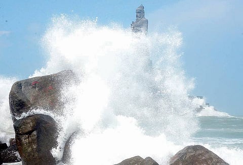 குமரி மாவட்டத்தில் கடல் சீற்றம்; ராட்சத அலைகள் எழும்பின வள்ளவிளையில் வீடுகள் பலத்த சேதம்