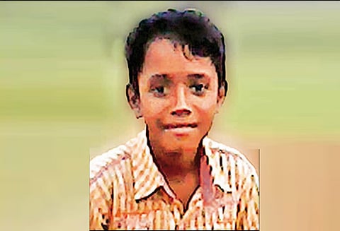 உசிலம்பட்டி அருகே கண்மாயில் குளிக்கச் சென்ற மாணவன் அடித்துக்கொலை