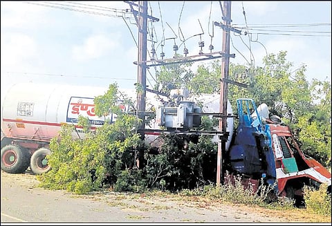 டிரான்ஸ்பார்மர் மீது சமையல் கியாஸ் டேங்கர் லாரி மோதல் டிரைவர் உயிர் தப்பினார்