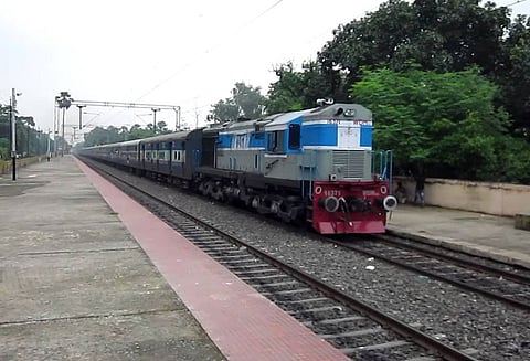 மனைவியின் தவறான தகவலால் ரெயிலின் கழிவறையில் 2 நாட்களாக கிடந்த பயணியின் உடல்