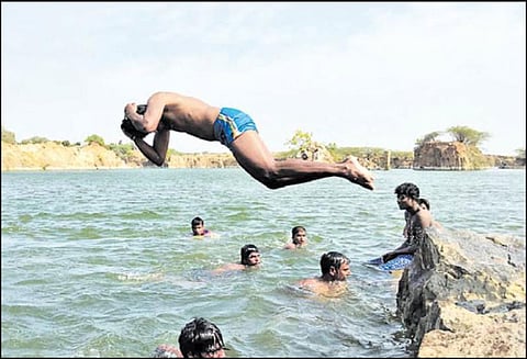 கோடையிலும் தண்ணீர் நிரம்பி வழியும் சிக்கராயபுரம் கல்குவாரி
