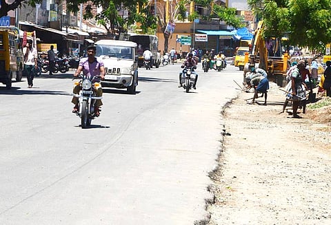 சுங்ககேட்- கலெக்டர் அலுவலகம் வரை ரூ.6 கோடியில் சாலை விரிவாக்கப்பணி தீவிரம்