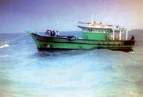 கார்வார் கடல் பகுதியில் படகு கவிழ்ந்தது; குமரி மீனவர்கள் 2 பேர் கதி என்ன?