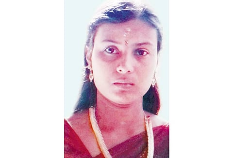 குழித்துறையில் பரிதாபம் வேன் கதவில் துப்பட்டா சிக்கி பெண் சாவு