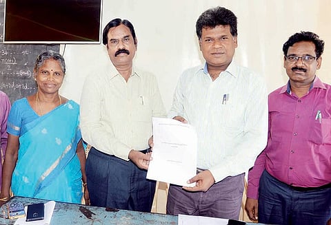 பள்ளிகளுக்கு பிளஸ்-1 வகுப்பு பாட புத்தகங்கள் இணையதளத்தில் பதிவிறக்கம் செய்து வழங்கப்படும்