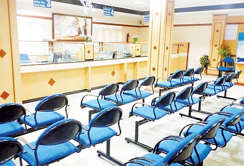 வங்கி ஊழியர்கள் வேலை நிறுத்த போராட்டம் ரூ.250 கோடி பணப்பரிவர்த்தனை பாதிப்பு