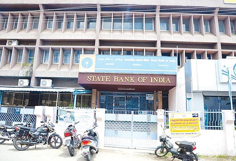 மாவட்டம் முழுவதும் 2 ஆயிரம் வங்கி ஊழியர்கள் வேலைநிறுத்தம் ரூ.250 கோடி பணபரிவர்த்தனை பாதிப்பு