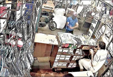 செல்போன் கடை மீது பெட்ரோல் குண்டு வீச்சு போலீசார் தீவிர விசாரணை