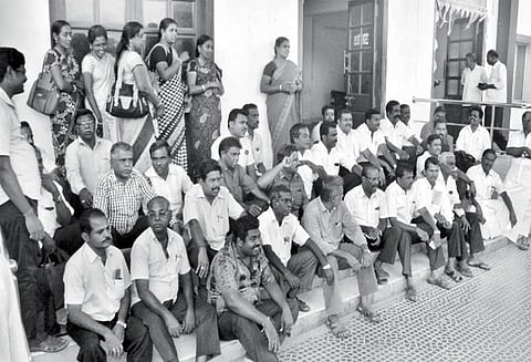 சம்பளம் வழங்காததை கண்டித்து முதன்மை கல்வி அலுவலகத்தை ஆசிரியர்கள் முற்றுகை