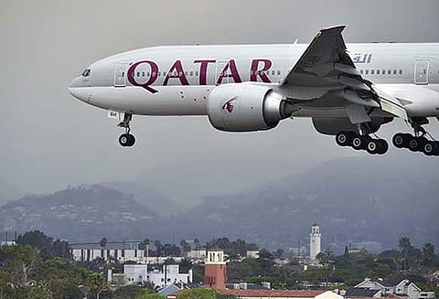 விமானம் மீது டிரக் மோதியதால் கொல்கத்தா விமான நிலையத்தில் பரபரப்பு