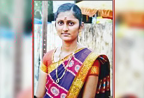 திருவிடைமருதூர் அருகே பயங்கரம்: திருமணம் நிச்சயிக்கப்பட்ட ஆசிரியை கழுத்தை அறுத்து கொலை கொலையாளிக்கு போலீசார் வலைவீச்சு