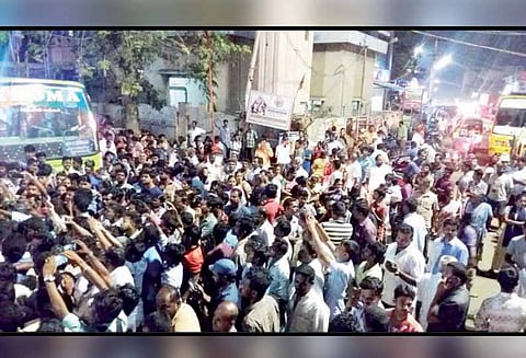 வீட்டில் தூங்கிக்கொண்டிருந்த சிறுமியை கடத்திச்சென்று பாலியல் பலாத்காரம் - மர்ம ஆசாமிகளை கைது செய்யக்கோரி பொதுமக்கள் சாலை மறியல்