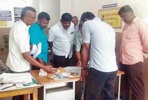 ஈரோடு சோலாரில் உள்ள வட்டார போக்குவரத்து அலுவலகத்தில் லஞ்ச ஒழிப்புத்துறை ‘திடீர்’ சோதனை - ரூ.2 லட்சம் சிக்கியது