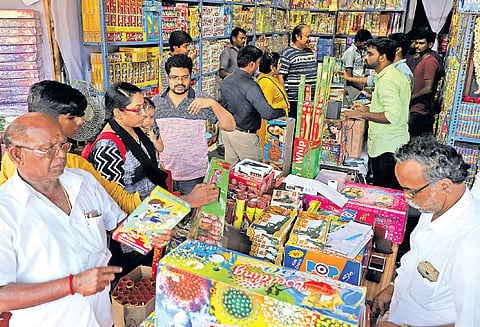 சுப்ரீம் கோர்ட்டு தீர்ப்பை தொடர்ந்து தமிழக அரசு நடவடிக்கை தீபாவளி பண்டிகை அன்று பட்டாசு வெடிக்கும் நேரம் அறிவிப்பு