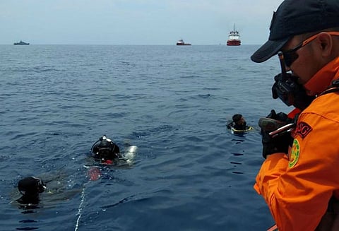 இந்தோனேசியாவில் விபத்துக்குள்ளான விமான மீட்பு பணியில் ஈடுபட்ட நீர்முழ்கி வீரர் பலி