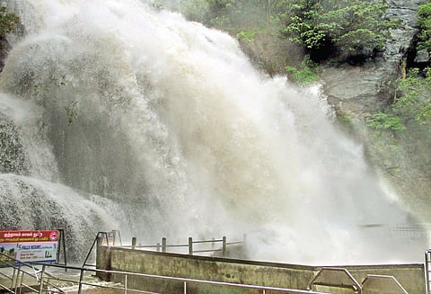 மேற்கு தொடர்ச்சி மலைப்பகுதியில் கனமழை: குற்றாலத்தில் திடீர் வெள்ளப்பெருக்கு