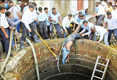 கிணற்றில் விஷ வாயு தாக்கி பலியான தீயணைப்பு வீரர்களின் குடும்பத்தில் ஒருவருக்கு வேலை : மாநகராட்சி அறிவிப்பு