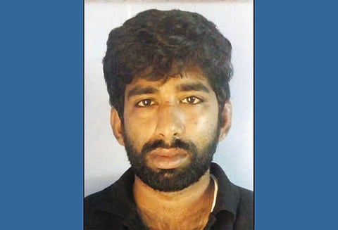 வங்கியில் இருந்து பணம் எடுத்து சென்ற ஆசிரியரிடம் ரூ.80 ஆயிரம் பறிப்பு - பட்டதாரி வாலிபர் கைது