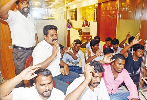 ஈரோட்டில் முதலீடு செய்தவர்களுக்கு பணம் தராததால் நகைக்கடை முற்றுகை