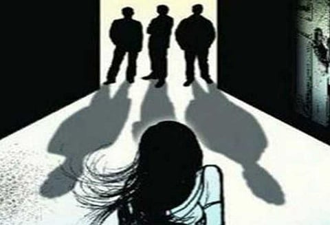 பாம்பு கடித்து ஐ.சி.யூ.வில் சேர்ந்த டீன் ஏஜ் சிறுமி 5 பேர் கும்பலால் கற்பழிப்பு